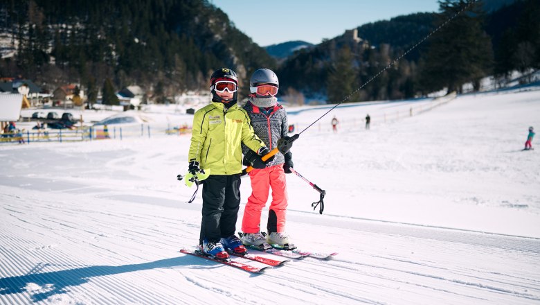 Der Schlepplift im Familien-Skipark, © NB/Wegerbauer 2 Kinder bei einer Schleppliftfahrt