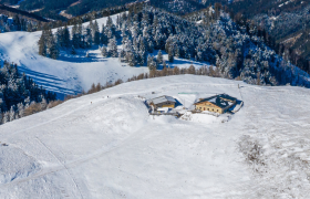 Bergh&uuml;tte in Winterlandschaft eingebettet