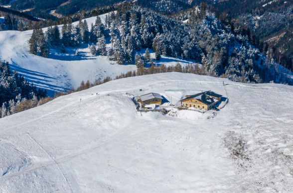 Bergh&uuml;tte in Winterlandschaft eingebettet